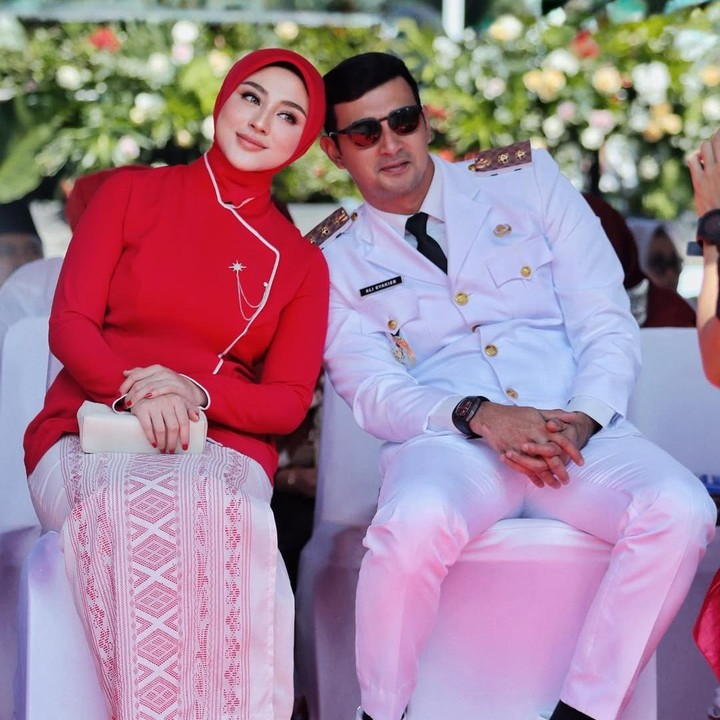 <p>Aktris Margin Wieheerm sudah beberapa bulan terakhir ini disibukkan dengan peran barunya, yakni menjadi istri Wakil Bupati Bandung dan sebagai ibu PKK. Seperti diketahui, suaminya Ali Syakieb, resmi menjabat Wakil Bupati Bandung sejak Februari 2025. (Foto: Instagram @marginw)</p>