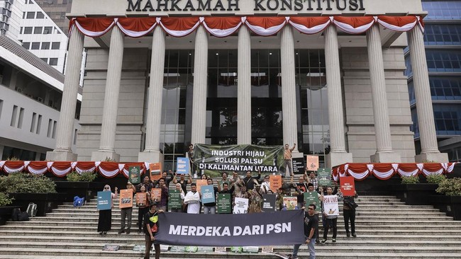 Delapan organisasi sipil dan korban Proyek Strategis Nasional menggugat UU Cipta Kerja ke Mahkamah Konstitusi (MK).