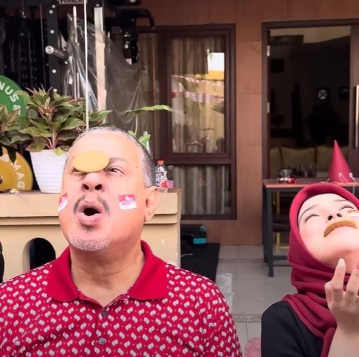 <p>Lomba lain yang diikuti Miskah adalah lomba makan biskuit dari wajah. Di lomba ini, Miskah bertanding melawan mertua, adik ipar, dan suaminya. Miskah terlihat begitu bahagia mengikuti lomba ini, Bunda. (Foto: YouTube Fadil Jaidi)</p>