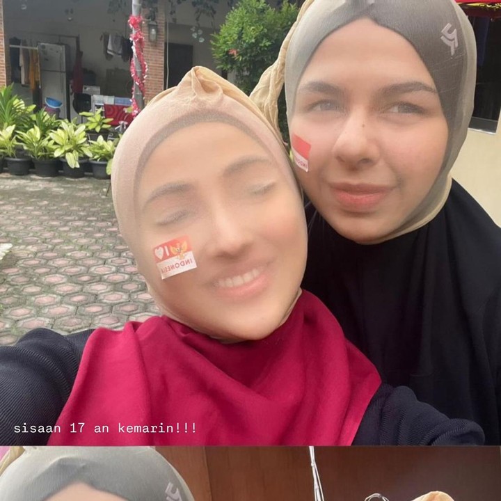 <p>Miskah tak sekedar menonton lomba 17-an. Bunda satu anak ini juga terlihat ikut beberapa lomba bareng keluarga mertuanya. Salah satu lomba yang diikuti adalah lomba <em>stocking</em> yang membuat wajah terlihat lucu. Miskah sempat mengunggah fotonya saat menggunakan <em>stocking</em> di wajah bersama adik ipar Dilla Jaidi. "Sisaan 17 an kemarin!!!" tulisnya di Instagram Stories. (Foto: Instagram @miskashf)</p>