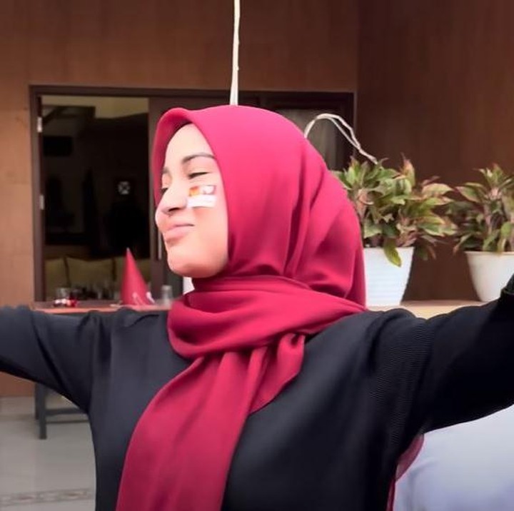 <p>Meski belum sebulan melahirkan, Miskah tampaknya tidak terlalu kesulitan mengikuti rangkaian lomba 17-an. Ia bahkan berhasil memang di lomba makan biskuit melawan keluarga suaminya. "Siapa yang menang? Miskah," kata Fadil yang saat itu bertindak sebagai MC acara lomba keluarga. Miskah pun bersorak gembira saat berhasil menang di lomba ini. (Foto: YouTube Fadil Jaidi)</p>