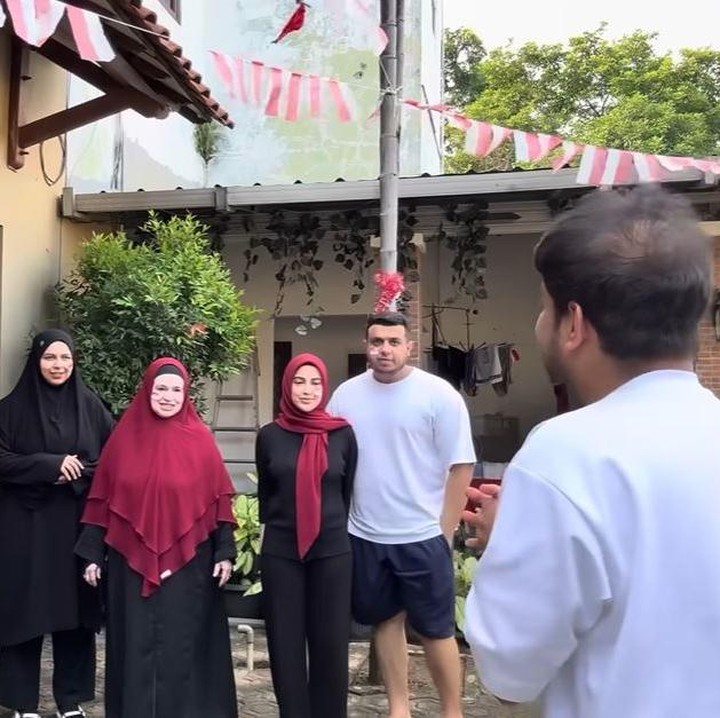 <p>Sebelum acara dimulai, Miskah dan keluarga suaminya menyanyikan lagu berjudul <em>Hari Merdeka.</em> Fadil juga sempat memperkenalkan Miskah sebagai anggota baru keluarga yang ikut acara 17-an di tahun ini. "Sebelumnya kita tepuk tangan dulu karena ada member baru, Miskah di sini," kata Fadil. Sambutan hangat juga diberikan oleh ayah mertua Miskah, Pak Muh. "Selamat datang Miskah," ujar Pak Muh sambil bertepuk tangan dan tersenyum ke arah menantunya. (Foto: YouTube Fadil Jaidi)</p>