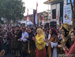 Gubernur Iqbal Joget Tabola Bale Bareng Istri, Disambut Dinda di Parade Budaya