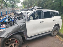 Fortuner Ringsek Usai Hantam Pantat Truk di Serpong, Pengemudi Tewas