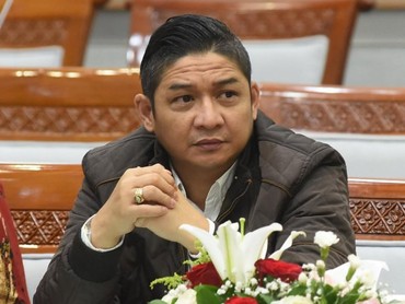 Nggak Ikut Joget, Ini 7 Potret Sikap 'Dingin' Pasha Ungu saat Rapat di DPR RI