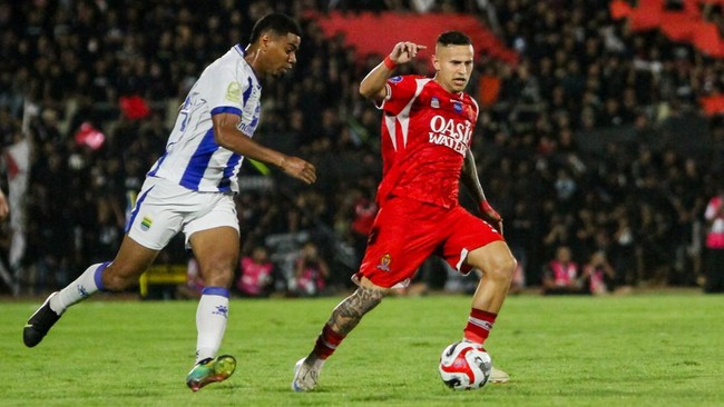 Pelatih Persib, Bojan Hodak, membela Uilliam Barros meski dikritik setelah kekalahan dramatis 1-2 dari Persijap.