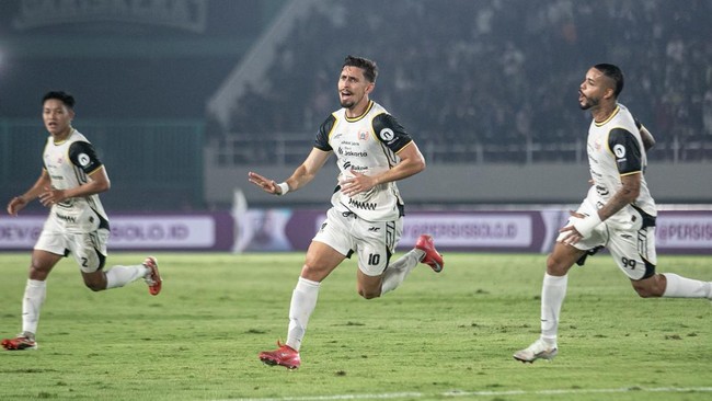 Persija Jakarta memimpin klasemen sementara Super League 2025/2026 usai mengemas dua kemenangan beruntun.