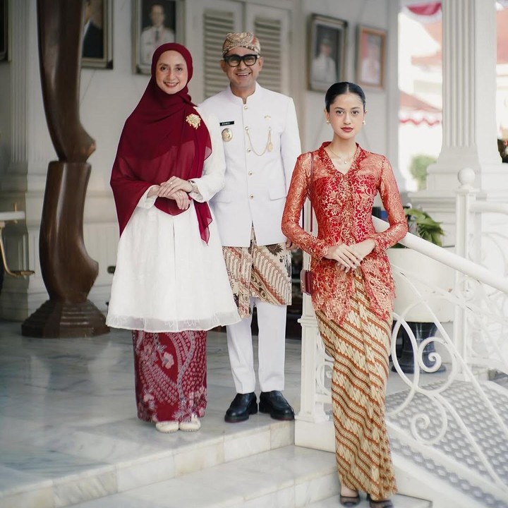 <p>Dalam unggahan tersebut, Avi tampil menawan mengenakan <em>blouse tunik</em> putih dan hijab syar&rsquo;i berwana merah. Sementara sang putri, menggunakan kebaya merah yang memamerkan postur tubuhnya.&nbsp;(Foto: Instagram@therealasilamaisa)</p>