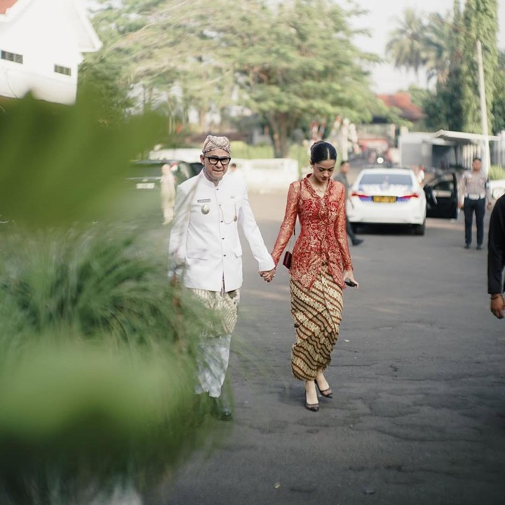 <p>Baru-baru ini, Ramzi tampil di hadapan publik sebagai Wakil Bupati Cianjur untuk memperingati Perayaan HUT RI yang ke-80. Pada momen ini, Ramzi ditemani istri, Avi Basamalah, dan sang putri, Asila Maisa. (Foto: Instagram@therealasilamaisa)</p>
