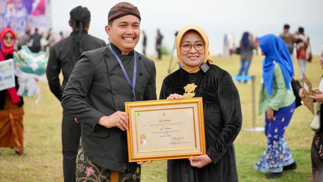 Pemerintah Kabupaten Kebumen meraih dua penghargaan bergengsi sekaligus dalam peringatan Hari Jadi ke-80 Provinsi Jawa Tengah.