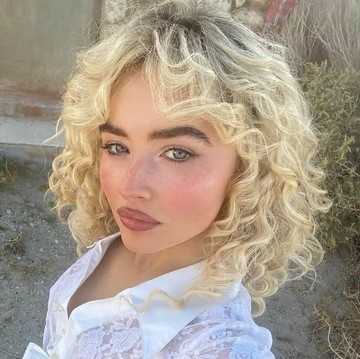 Kerap Dipakai Seleb Hollywood, Cari Tahu Tentang Warna Rambut Lemon Platinum yang Sedang Viral!