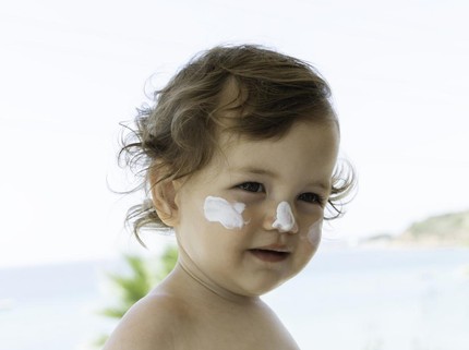 Kapan Bayi Mulai Pakai Sunscreen? Ketahui Manfaat, Risiko, dan Rekomendasi Terbaiknya