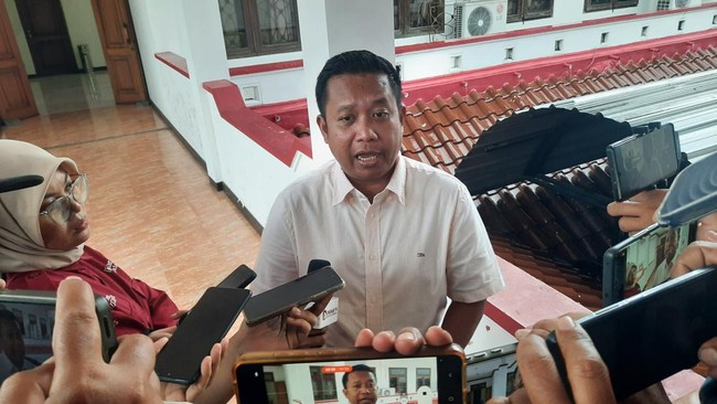 Ketua Pansus Hak Angket DPRD Pati mengaku belakangan diintai mobil misterius. Dia juga menyebut rumahnya pun diintai.