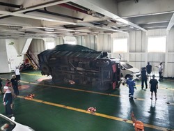 Cuaca Buruk di Selat Bali, Truk Terguling hingga Timpa Mobil di KMP Surya Ayla