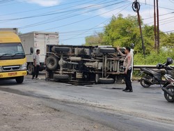 Truk Muat Galon Air Terguling di Candi Sidoarjo, Arus Lalin Sempat Macet