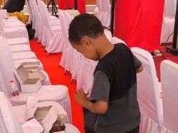 Viral 2 Bocah SD di Gowa Kumpulkan Sisa Kue Pejabat Usai Perayaan HUT RI ke-80
