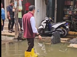 Warga Palembang Tebar Bibit Lele di Jalan Banjir, Walkot Cek Lokasi