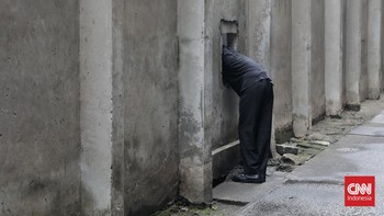 FOTO: 'Warung Bolong', Andalan Pekerja yang Lapar saat Jam Istirahat