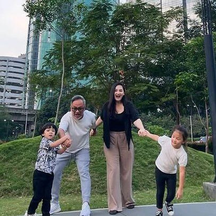 <p>Keponakan kesayangan Mona Ratuliu,&nbsp;Balint Daniyal Zabdan Ratuliu tumbuh dengan penuh kasih sayang. Sejak lahir, Balint dirawat langsung oleh Mona dan Indra Brasco setelah sang Bunda, Wulan, meninggal dunia di masa pandemi COVID-19. Kini di usianya yang sudah menginjak 4 tahun, Balint terlihat makin aktif dan pintar. (Foto: Instagram @monaratuliu)</p>
