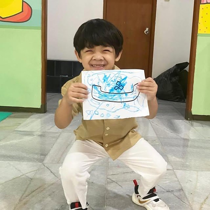 <p>Selain itu, Mona juga sempat membagikan potret saat Balint menunjukkan kemampuan menggambarnya. Wajah cerianya membuat Bunda Mona semakin bangga pada Balint. (Foto: Instagram @monaratuliu)</p>