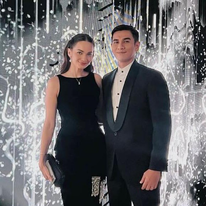 <p>Enggak berhenti di situ, keduanya juga tampil serasi saat menghadiri pernikahan Luna Maya. Kompak mengenakan busana hitam yang elegan, Enzy dan Molen terlihat bak pengantin baru, sampai-sampai banyak netizen yang komentar kalau <em>vibes</em> mereka benar-benar mesra banget. (Foto: Instagram @enzystoria)</p>