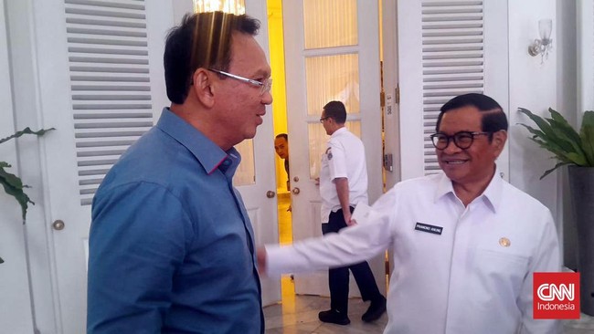 Mantan Gubernur DKI Jakarta, Ahok, bertemu Gubernur DKI Pramono Anung. Mereka membahas PBB hingga normalisasi Ciliwung.