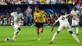 Al-Nassr's Joao Felix (C) and Al-Ittihad's N'Golo Kante (L) vie for the ball during the Saudi Super Cup semi-final football match between Al-Nassr and Al-Ittihad at the Hong Kong Stadium in Hong Kong on August 19, 2025. (Photo by Wun Suen / AFP)