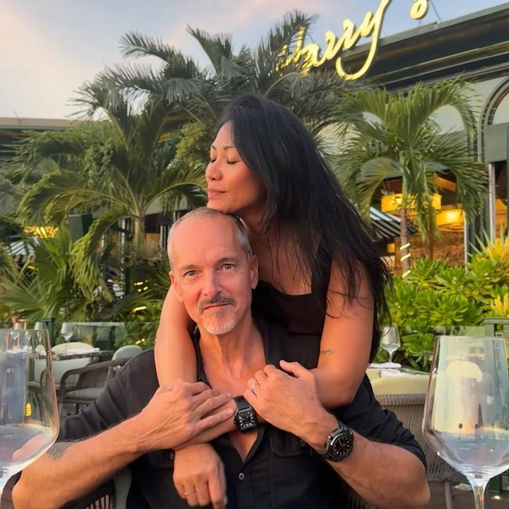 <p>Anggun dan sang suami diketahui liburan di Bali. Mereka pun sering membagikan foto-foto dengan memperlihatkan kemesraan bak pasangan muda, Bunda. Misalnya saja seperti foto berikut saat Anggun memeluk suaminya.&nbsp;(Foto: Instagram@anggun_cipta)</p>