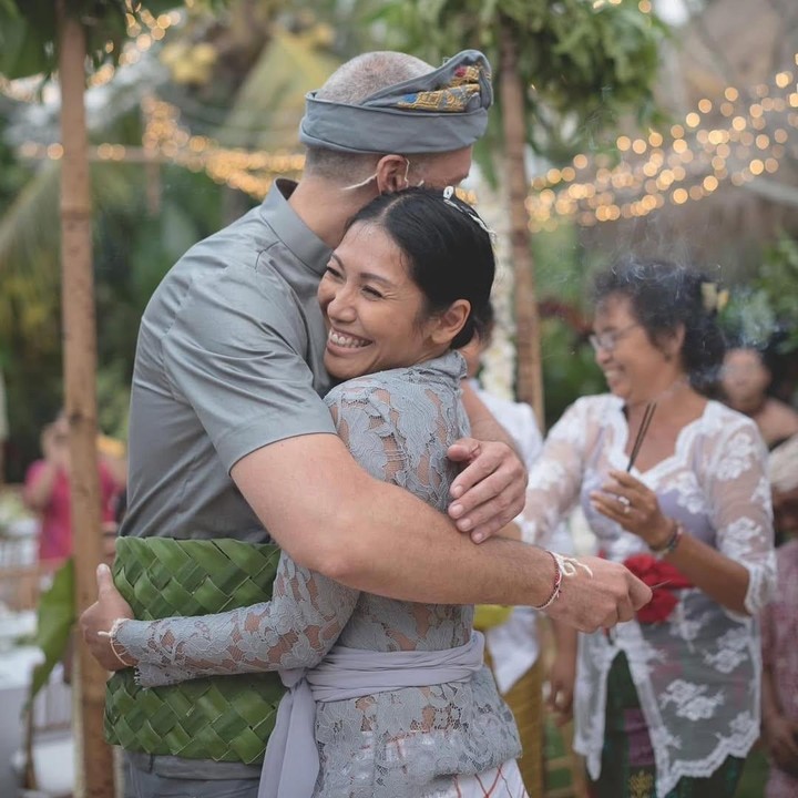 <p>Pasangan yang mengucap janji suci pada 2018 itu baru saja merayakan ulang tahun pernikahan. Keduanya diketahui menyelenggarakan acara di sebuah villa di Ubud, Bali. Momen itu juga dibagikan oleh Anggun.&nbsp;(Foto: Instagram@anggun_cipta)</p>
