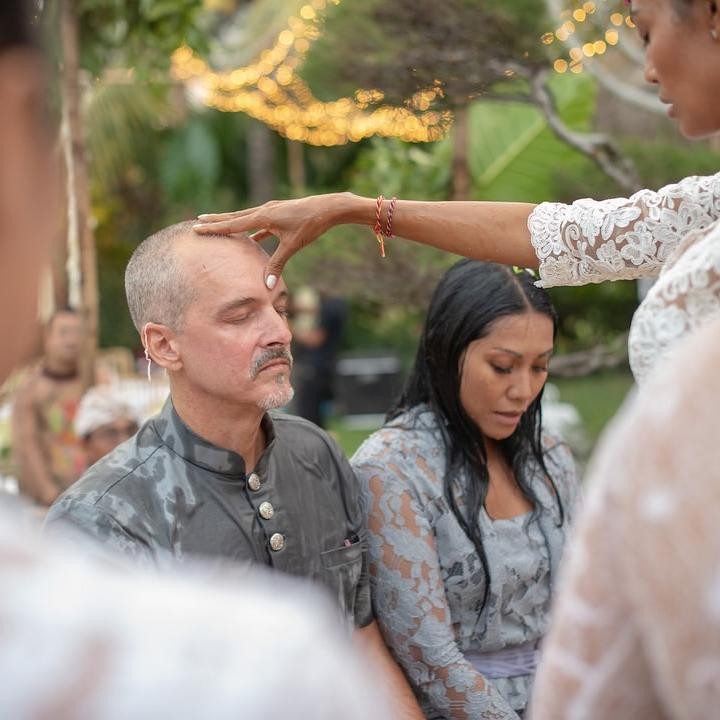 <p>Anggun dan sang suami merayakan <em>anniversary</em> dengan mengadakan upacara adat Bali. &ldquo;Dengan aroma manis bunga melati dan tuberose. Dan dengan izin dari arwah nenek moyang kami. Ini adalah Hari Pernikahan kami,&rdquo; tulisnya.&nbsp;(Foto: Instagram@anggun_cipta)</p>
