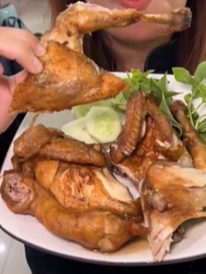 Ayam Goreng Berkah Rachmat/Foto: instagram.com/perutkarets Ayam Goreng Berkah Rachmat/Foto: instagram.com/perutkarets