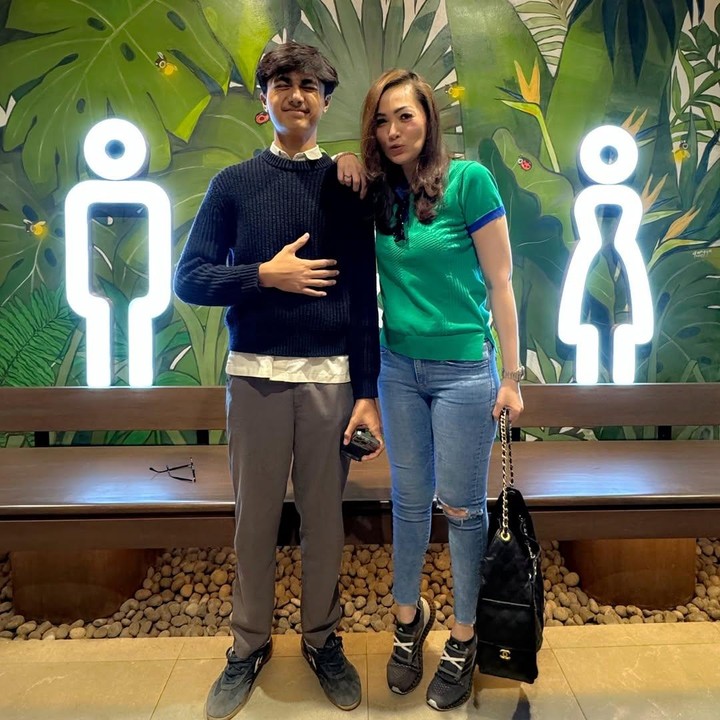 <p>Bahkan, perempuan 42 tahun itu mengaku harus jinjit agar tinggi badannya setara dengan sang putra. &ldquo;Abaikan <em>slide</em> terakhir, harus jinjit, biar sama tinggi,&rdquo; tulis Christy. Tentu saja <em>postingan</em> itu langsung diramaikan komentar netizen.&nbsp;(Foto: Instagram@christyjusung)</p>