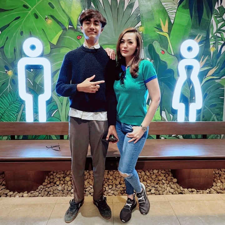 <p>Tak sedikit dari mereka yang membanjirinya dengan pujian. &ldquo;Masyaallah, mamah skrg kalah tinggi yaa,&rdquo; tulis akun <em>@irmadev****.</em> &ldquo;Masha allah kaka bintang tinggi amaat,&rdquo; tulis akun <em>@mirna****.</em> &ldquo;Padahal mamahnya udah tinggi lho. Masih kalah tinggi,&rdquo; tulis akun <em>@pujiutam****.</em>&nbsp;&nbsp;(Foto: Instagram@christyjusung)</p>