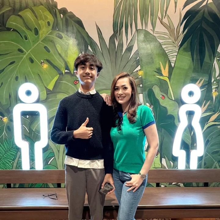 <p>Hal tersebut diketahui langsung melalui beberapa foto terbaru yang diunggah Christy di akun Instagram pribadinya. &ldquo;Ko Mama berasa pendek amat yah Bin skrg?&rdquo; tulis ibunda, dikutip dari laman Instagram <em>@christyjusung,</em> Rabu (20/8/2025).&nbsp;(Foto: Instagram@christyjusung)</p>