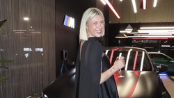 Merinding, Kepala Selebgram Ini Hampir Putus gegara Syal Nyangkut di Mobil