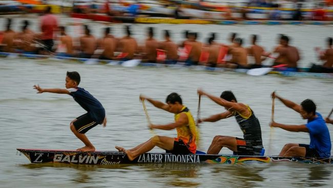 Menpar Widiyanti Putri dan Menbud Fadli Zon, menghadiri pembukaan Festival Pacu Jalur ke-125 di Tepian Narosa, Kabupaten Kuantan Singingi, Riau, Rabu (20/8).
