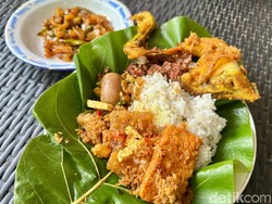 Pawon Kayu: Viral di Bogor! Gudeg Komplet Beralas Daun Jati Rp 20 Ribu