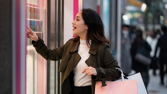 Ilustrasi belanja di mal