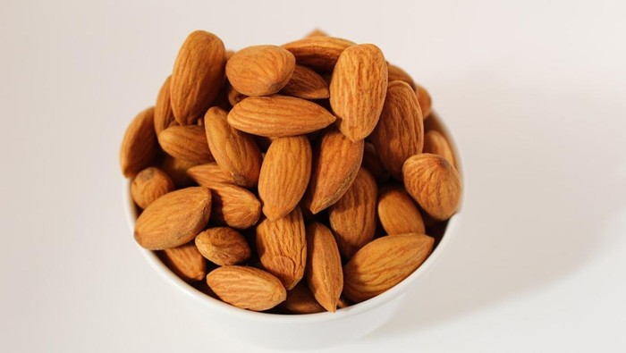 Ilustrasi kacang almond/Foto: Unsplash.com/Mockupo