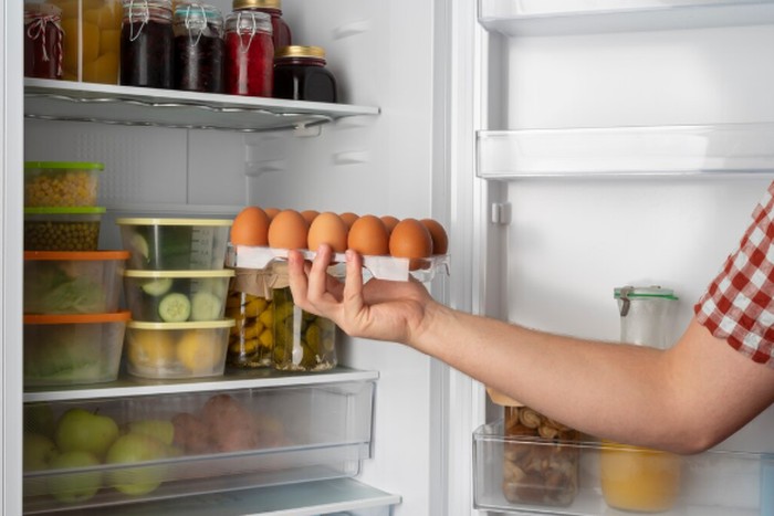 Makanan yang tidak boleh disimpan di pintu kulkas/Foto: freepik.com/freepik