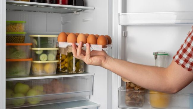 3 Cara Ampuh Menghilangkan Bau Tak Sedap di Kulkas