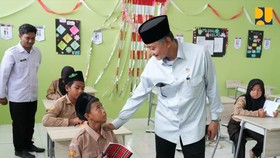Menteri PU Tinjau Sekolah Rakyat Terintegrasi 1 Cirebon, Sapa Siswa