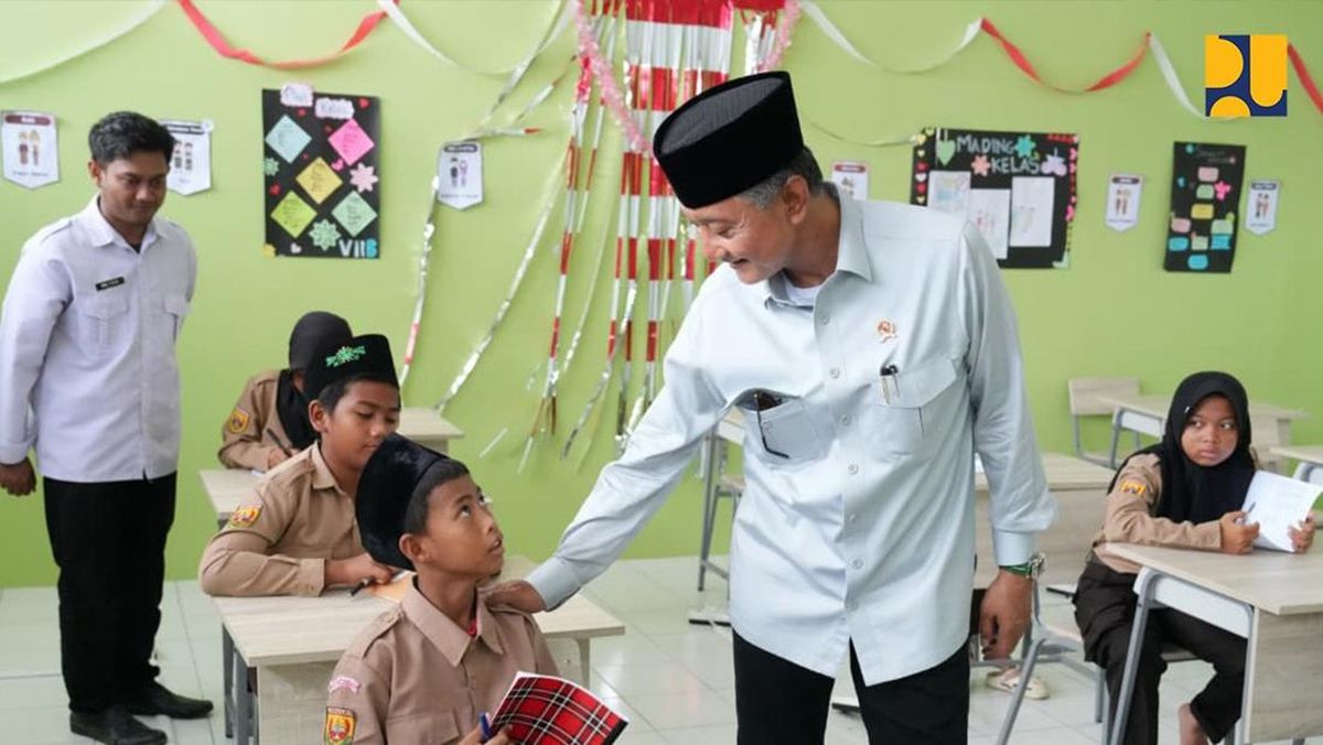 Menteri PU Tinjau Sekolah Rakyat Terintegrasi 1 Cirebon, Sapa Siswa
