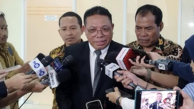 Komisi III DPR sepakat mengusulkan Inosentius Samsul sebagai calon hakim konstitusi usulan DPR menggantikan hakim Arief Hidayat yang akan memasuki masa pensiun.