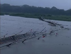 Jembatan Sesek Penghubung Kulon Progo-Bantul Ambyar Diterjang Banjir