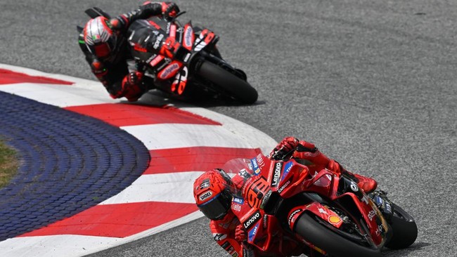 Pembalap Aprilia, Marco Bezzecchi, mengungkap keunggulan Marc Marquez di MotoGP 2025. Marquez dominan dengan 12 kemenangan, unggul jauh di klasemen.