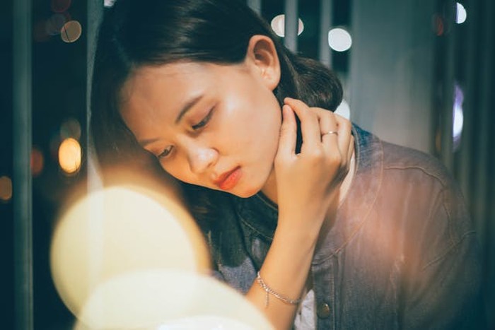 Sulit mempercayai orang lain bisa membuatmu sulit bahagia. Jika kepercayaan kamu rusak karena pengalaman buruk, membuka hati kembali terasa berat./Foto: Pexels.com/  Kha Ruxury