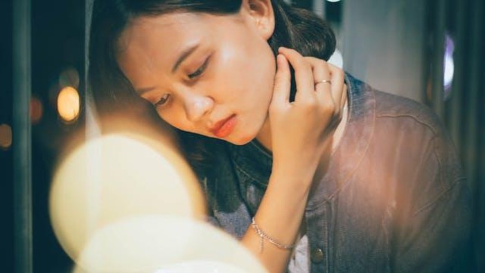 Sulit mempercayai orang lain bisa membuatmu sulit bahagia. Jika kepercayaan kamu rusak karena pengalaman buruk, membuka hati kembali terasa berat./Foto: Pexels.com/  Kha Ruxury
