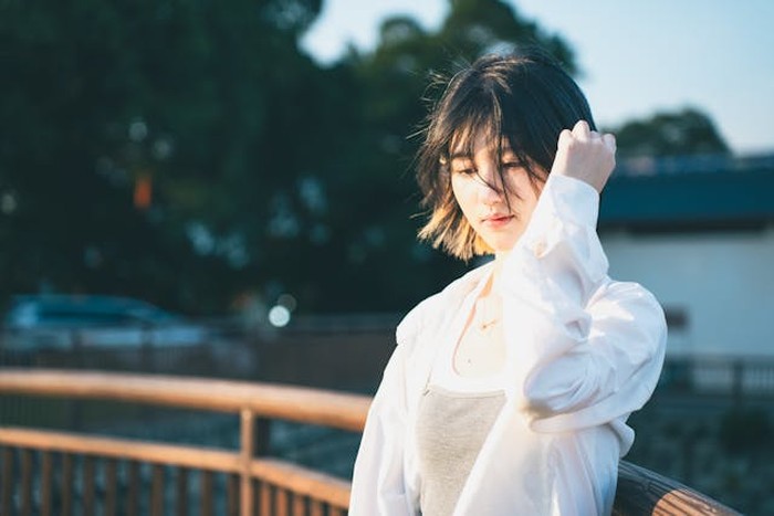 Menghindar situasi yang mengingkatkanmu pada masa lalu adalah manusiawi. Tapi bila hal ini berlangsung terus, justru bisa menutup peluang untuk bangkit/Foto: Pexels.com/ lange x