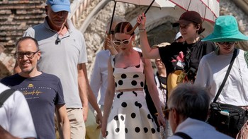 FOTO: Intip Syuting Emily in Paris Season 5 yang Tak Lagi di Prancis